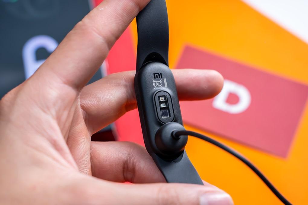 Vòng đeo tay thông minh Xiaomi Mi Band 6