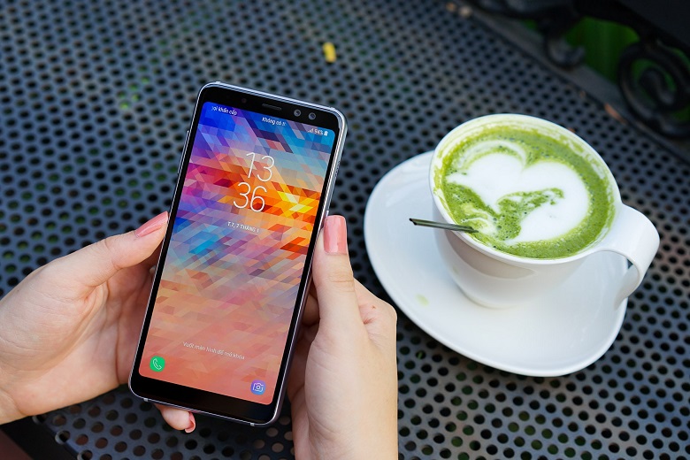 Hình ảnh Samsung Galaxy A8 2018 màu tím khói ấn tượng, cuốn hút