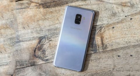 nen-mua-galaxy-a8-va-galaxy-a8-plus-2018-hay-galaxy-s8-didongviet