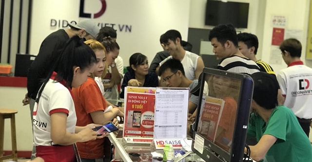 Hình ảnh khách hàng mua iPhone 6S Plus lock 3.8 triệu tại Di Động Việt