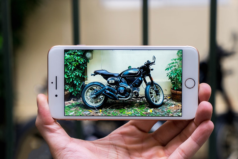 Camera iPhone 8 Plus là một trong những tính năng được nâng cấp đáng chú ý của phiên bản này, giúp cho việc chụp ảnh trên điện thoại trở nên dễ dàng hơn bao giờ hết. Bạn muốn có những bức ảnh chất lượng cao và ghi lại những khoảnh khắc đáng nhớ? Hãy trải nghiệm tính năng camera tuyệt vời này trên iPhone 8 Plus của bạn.