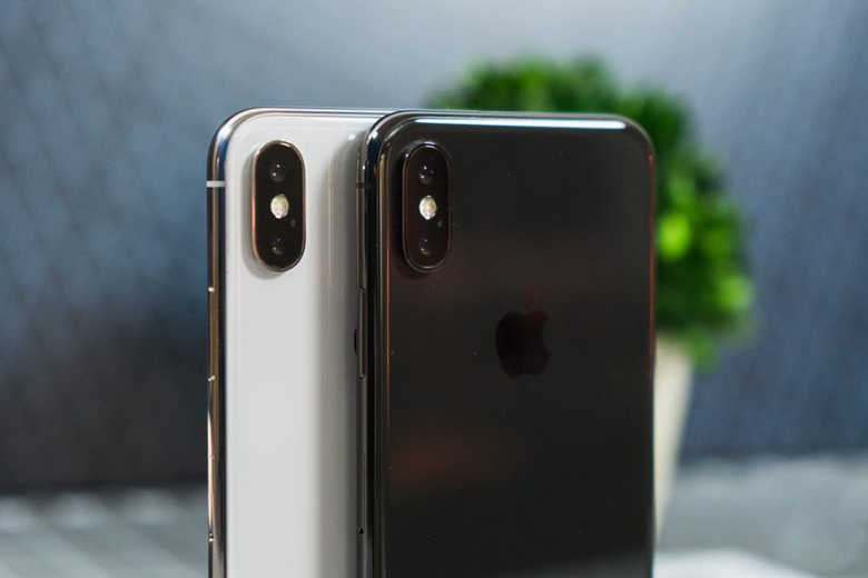 Đặt trọn niềm tin vào chất lượng và đẳng cấp của Apple, việc mua iPhone X với màu xám hay màu bạc sẽ càng tăng thêm sự ấn tượng và sự trải nghiệm tuyệt vời. Hãy cùng sở hữu chiếc điện thoại này ngay hôm nay để đón nhận những bức ảnh hoàn hảo.