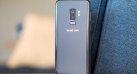 samsung galaxy s10 plus co ba camera o mat sau