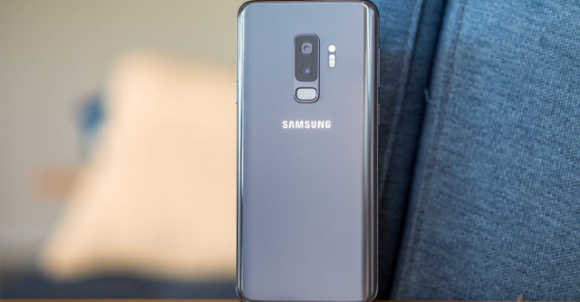 samsung galaxy s10 plus co ba camera o mat sau