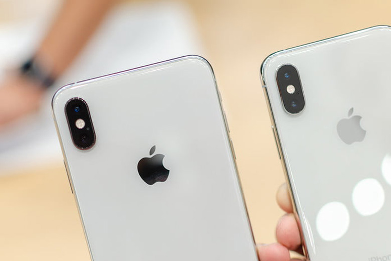 Thiết kế và màu sắc của iPhone Xs Max đang chinh phục các tín đồ của Apple với nhiều sự lựa chọn cá tính, từ xanh dương đến đen hoàn hảo, đều giúp chiếc điện thoại trông đẹp và sang trọng hơn bao giờ hết.