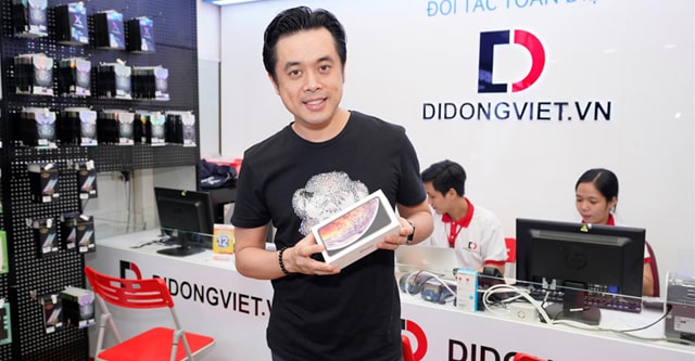 Nhạc sĩ Dương Khắc Linh là người sở hữu iPhone Xs Max sớm nhất Việt Nam