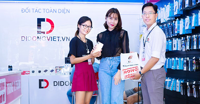 Ca sĩ Lưu Hương Giang – HLV The Voice Kids lên đời iPhone Xs Max 2 SIM tại Di Động Việt