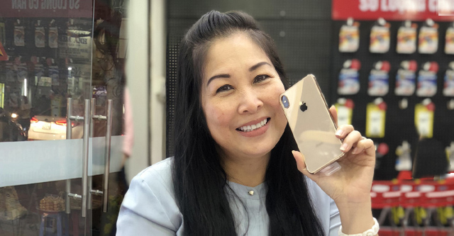 NSND Hồng Vân, bà Mai “Gạo nếp gạo tẻ” chọn Di Động Việt để mua iPhone Xs Max 2 SIM