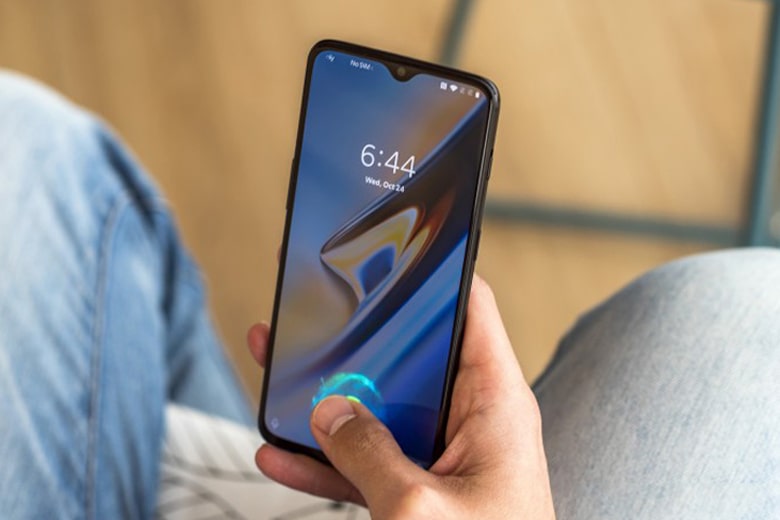 OnePlus 6T tích hợp cảm biến nhận diện vân tay trong màn hình.