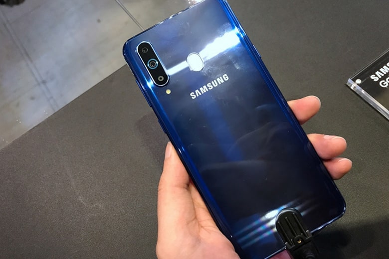 Galaxy A8s có dung lượng pin lớn