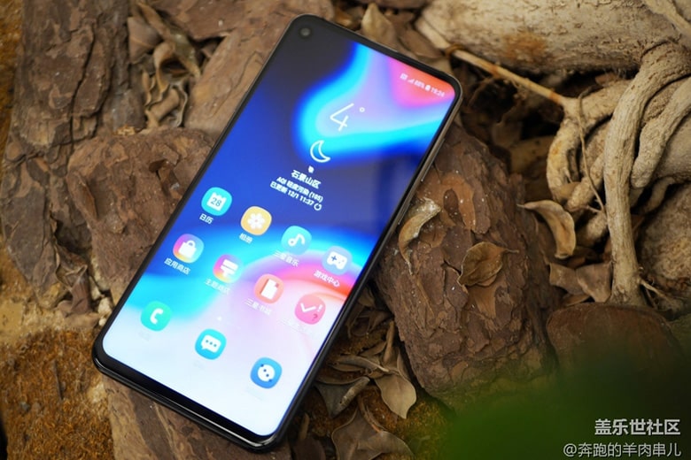 Galaxy A8s có màn hình rộng