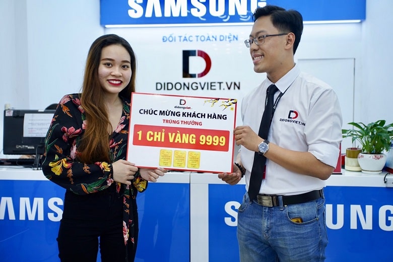 Vị khách hàng thứ 2 trúng chỉ vàng 9999 tại Di Động Việt