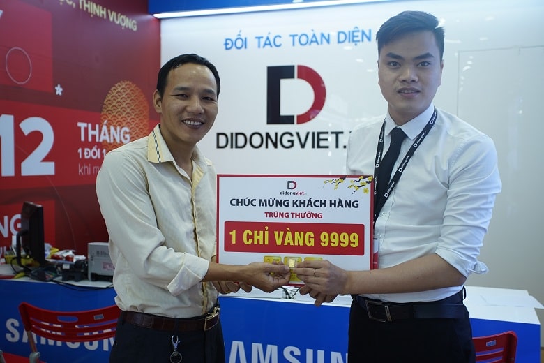 Khách hàng thứ 10 may mắn trúng vàng 9999 tại Di Động Việt