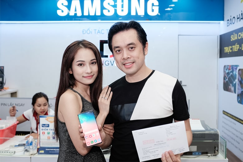 Nhạc sĩ Dương Khắc Linh chọn Galaxy S10 Plus tặng bạn gái