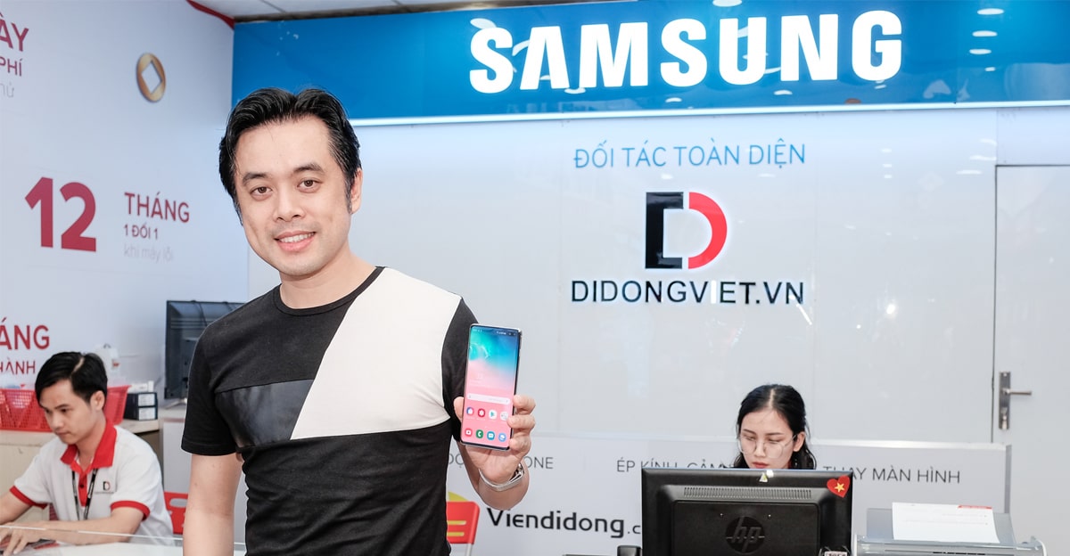 Nhạc sĩ Dương Khắc Linh đặt mua Galaxy S10 Plus tại Di Động Việt tặng bạn gái Sara Lưu dịp 8/3