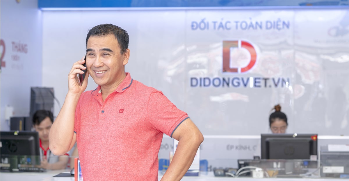 MC Quyền Linh hào hứng đặt mua Galaxy S10+ tại Di Động Việt
