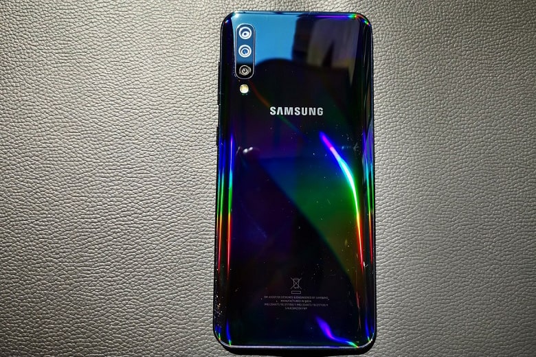 Samsung-galaxy-a-50-mat-lung-doi-mau-didongviet