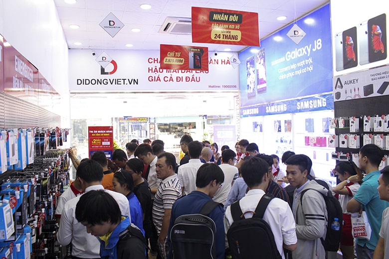 Hình ảnh khách hàng ghé thăm và mua sắm tại Di Động Việt