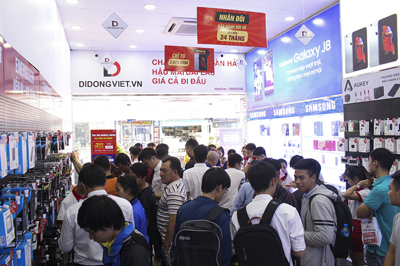 hình ảnh khách hàng mua sắm tại Di Động Việt