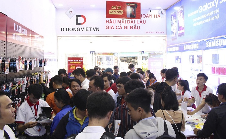 hình ảnh khách mua hàng tại Di Động Việt