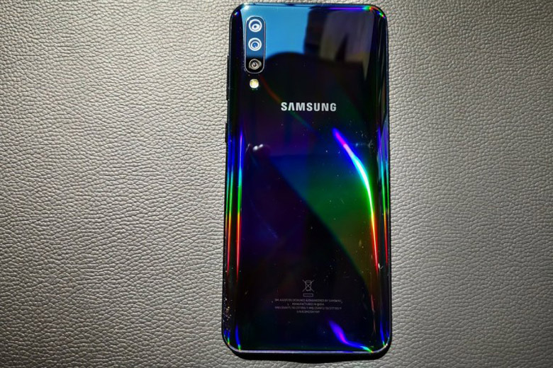 Mặt lưng của Samsung Galaxy A50 trông tuyệt đẹp, hấp dẫn 