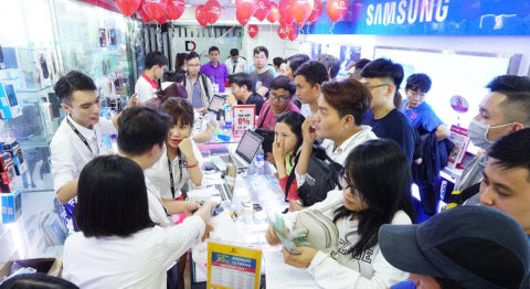 Ngày đầu mở bán Samsung Galaxy S10/S10+, Di Động Việt vỡ trận ngay-mo-ban-s10-s10-plus-didongviet