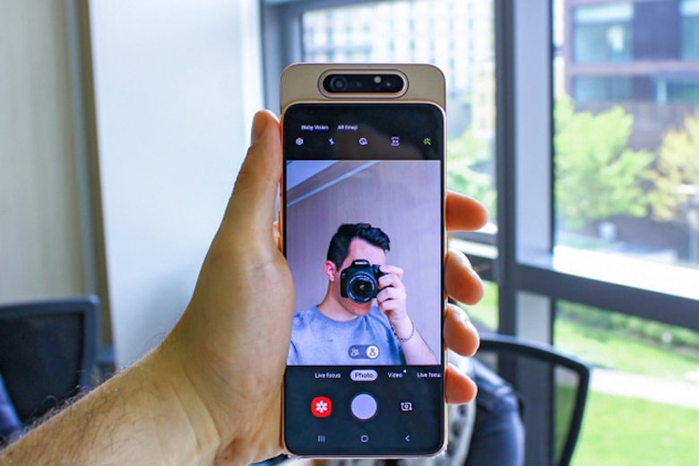 Galaxy A80 sử dụng một camera cho cả mặt trước và mặt sau