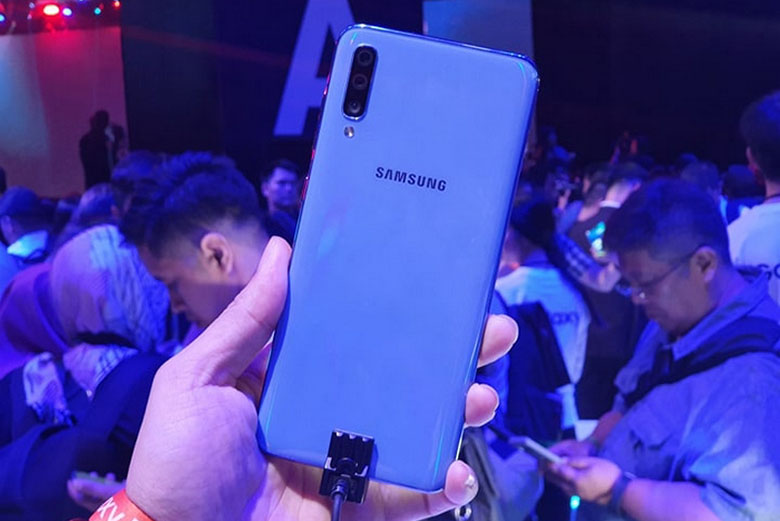 Galaxy A70 ấn tượng với viên pin 4500 mAh