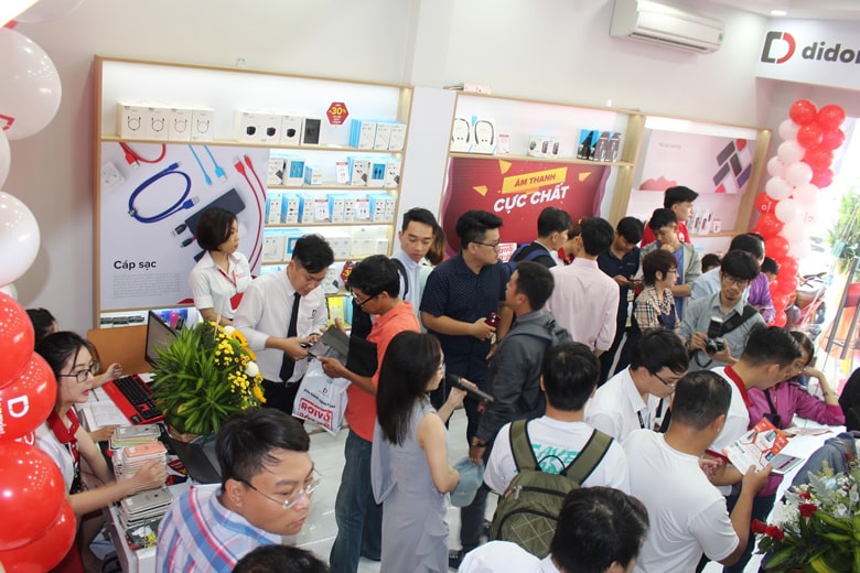 Hình ảnh khách hàng mua sắm tại Di Động Việt
