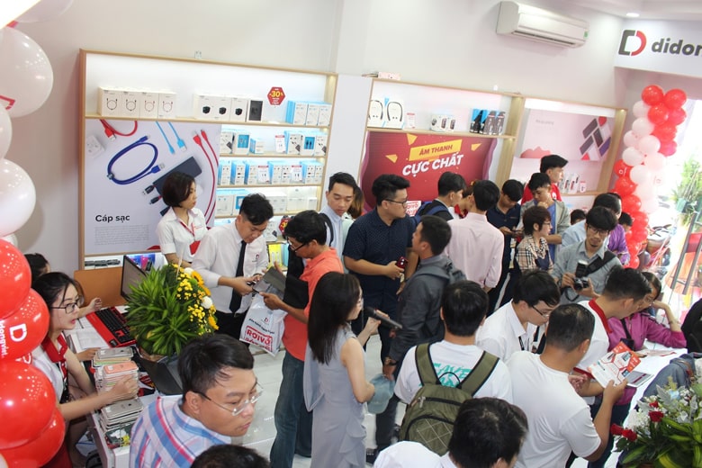 Khách hàng mua iphone xs max tại Di Động Việt