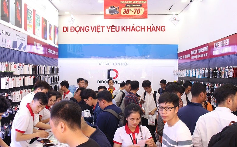 Hình ảnh khách mua hàng tại Di Động Việt