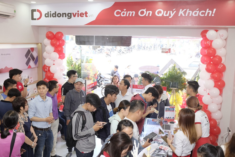 Hình ảnh khách hàng mua sắm iPhone XS Max tại Di Động Việt