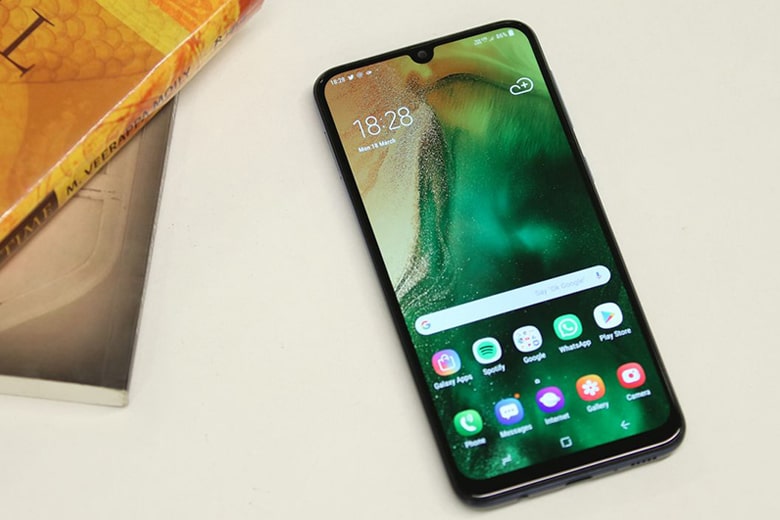 Galaxy A40s trang bị màn hình giọt nước