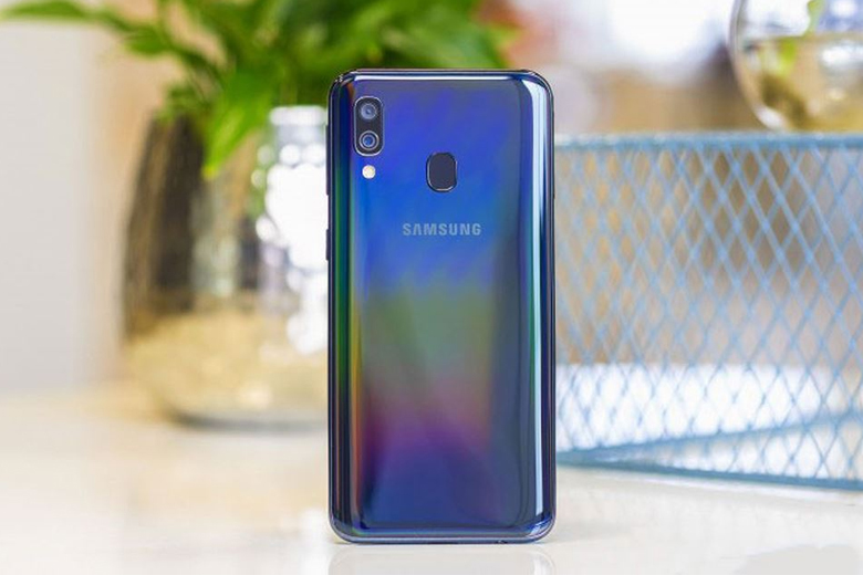 Mặt lưng Galaxy A40 có chế độ đổi màu Gradient