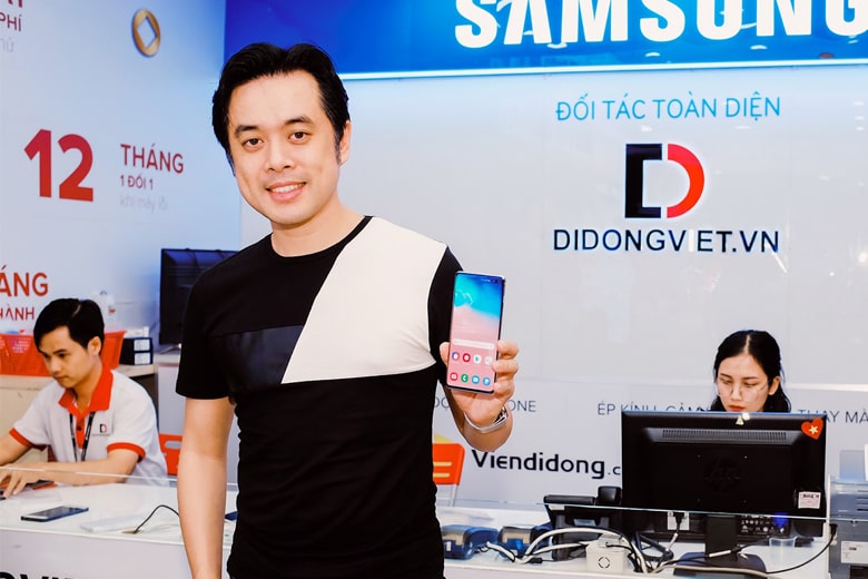 Nhạc sĩ Dương Khắc Linh mua Galaxy S10 Plus tại Di Động Việt