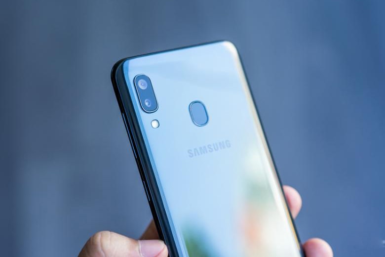 cạnh phải galaxy A20