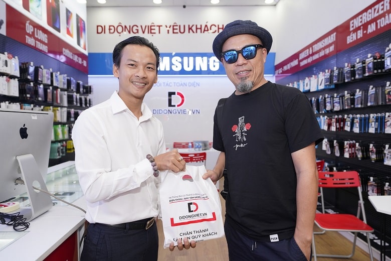 Nhạc sĩ Huy Tuấn tin tưởng chọn Di Động Việt để mua sắm, lên đời iPhone.