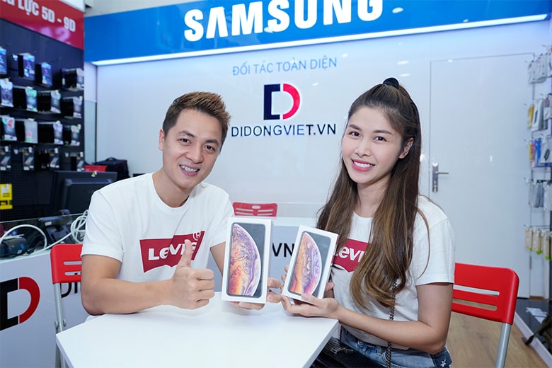 Ca sĩ Đăng Khôi cùng vợ mình chọn iPhone tại Di Động Việt.