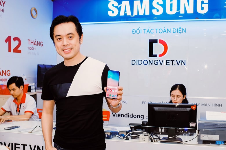 Nhạc sĩ Dương Khắc Linh tin tưởng chọn Di Động Việt để mua sắm, lên đời smartphone.