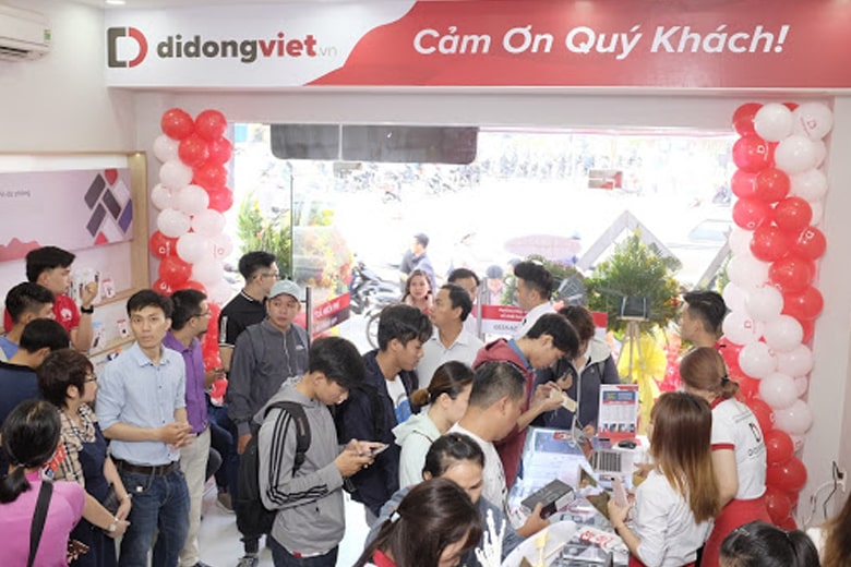 Hình ảnh khách hàng mua sắm tại Di Động Việt