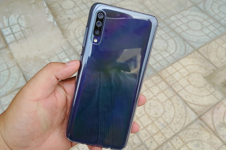 Mặt lưng Galaxy A70 được làm bằng nhựa cao cấp