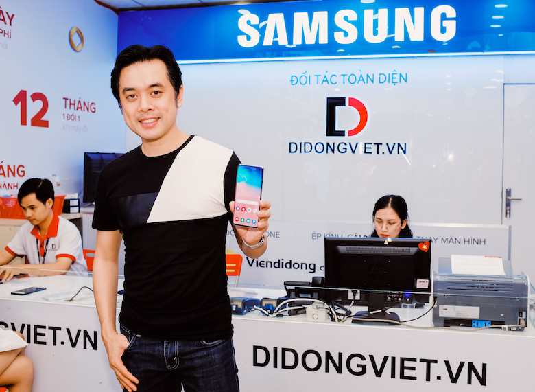 Nhạc sĩ Dương Khắc Linh chọn Di Động Việt để mua Galaxy S10, S10 Plus.
