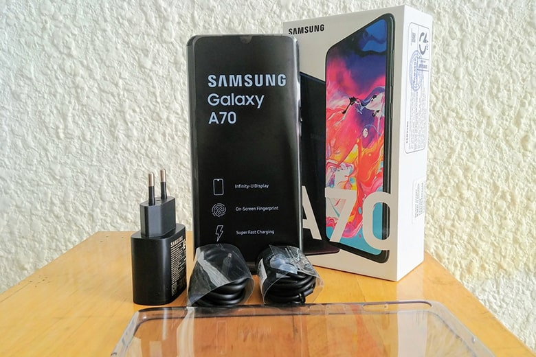 Trong hộp Galaxy A70 có đầy đủ các phụ kiện