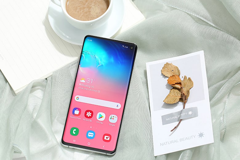 Máy được trang bị màn hình AMOLED hiện đại