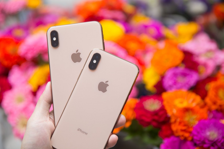 iPhone chạy iOS của Apple