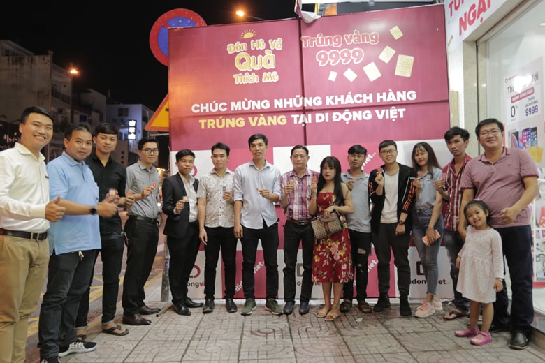 Các khách hàng trúng vàng 9999 khi mua sắm tại hệ thống Di Động Việt.