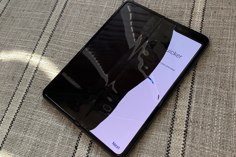 Galaxy Fold không bị gì cũng chết màn 