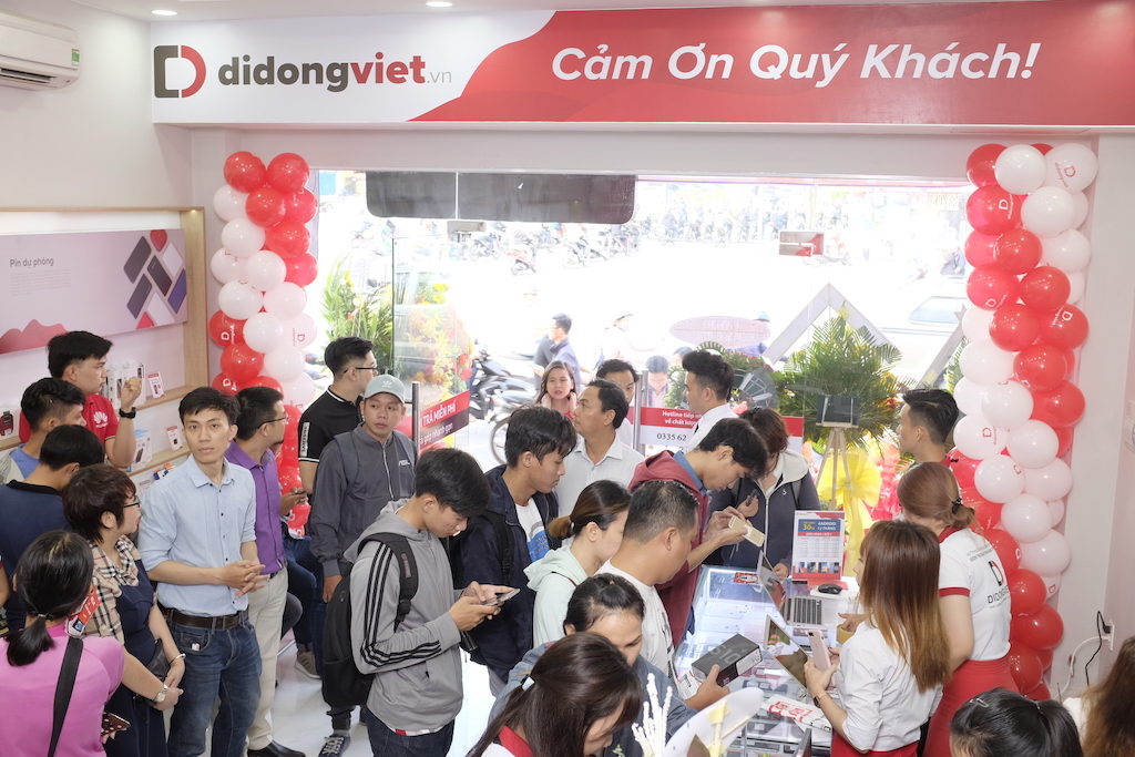 Hình ảnh khách hàng mua sắm náo nhiệt tại Di Động Việt.
