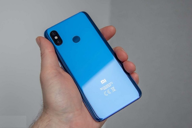 Xiaomi Mi8 với mặt lưng giống hệt