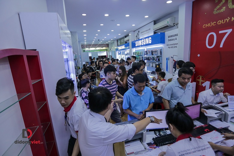 Rất đông khách hàng đã có mặt tại sự kiện mở bán Galaxy Note 10, Note 10+ tại Di Động Việt.